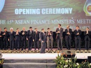 Sri Mulyani greeted as celebrity at ASEAN meeting