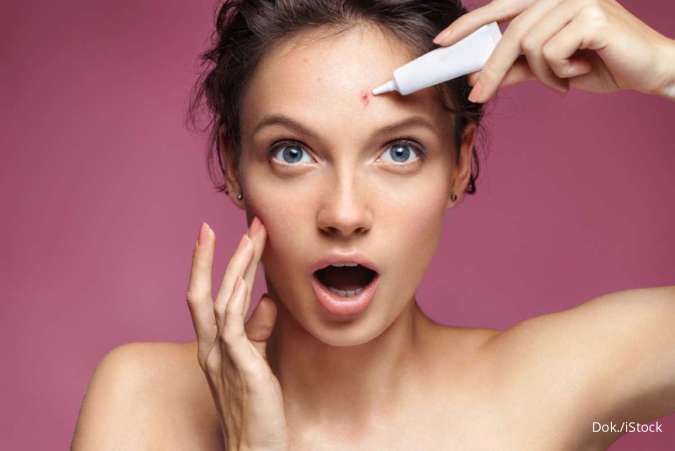  5 Urutan Skincare untuk Kulit Berjerawat, Serum atau Moisturizer Dulu?