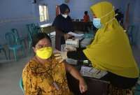 Vaksin Booster AstraZeneca & Pfizer, Kenali Efek Samping dan Cara Mengatasinya 