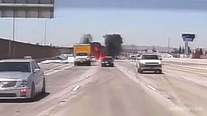 Sebuah Pesawat Mendarat Darurat di Jalan Raya California, AS