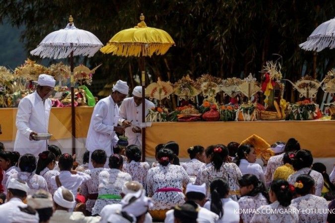 Saat Hari Raya Nyepi, seluruh siaran televisi dan radio berhenti beroperasi di Bali