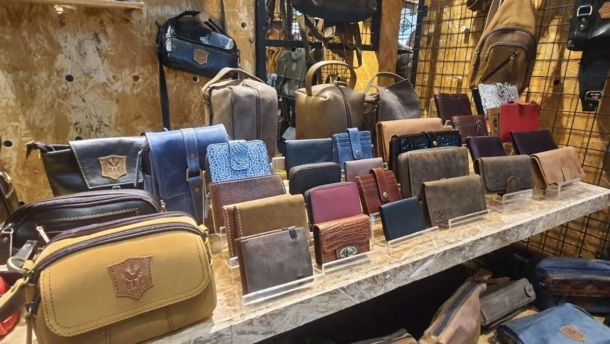 Mencetak Cuan dari Kerajinan Tas Kulit Otentik 