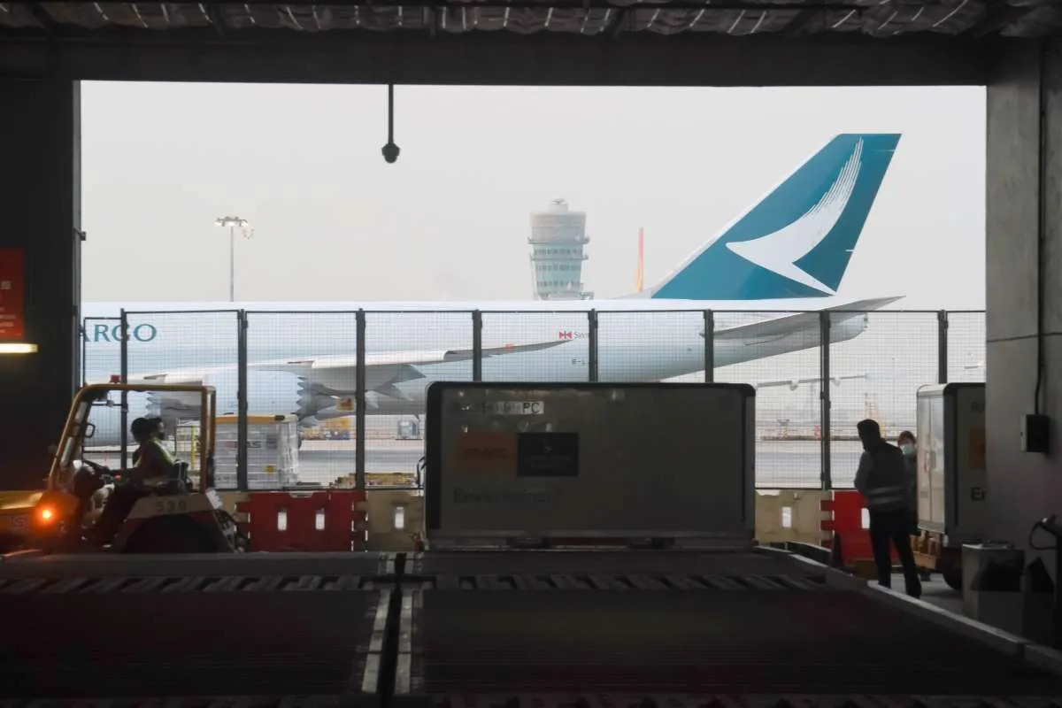 Diduga Insiden Akibat Ban Pecah, Cathay Pacific Batal Terbang, 11 Penumpang Terluka