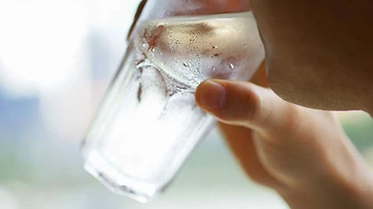 7 Khasiat Minum Air Es yang Jarang Diketahui, Bisa Turunkan Berat Badan Juga!