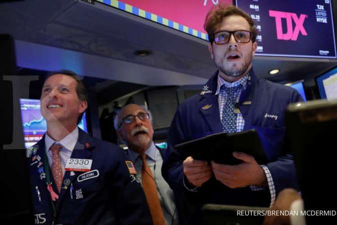 US STOCKS: Wall St falls as Apple, health shares drag, tariff deadline looms