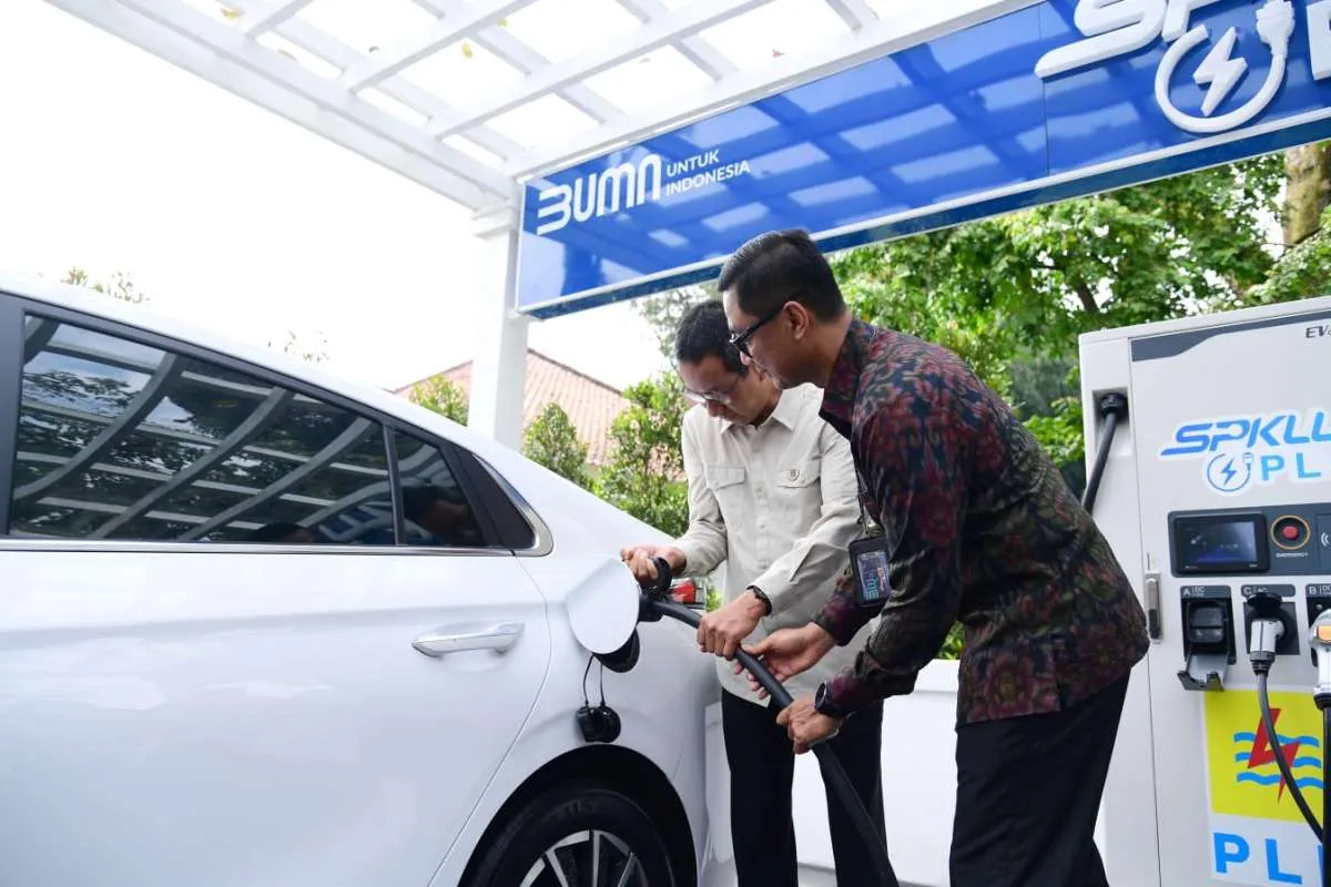 Kasetpres Resmikan SPKLU Pertama di Istana Kepresidenan Bogor