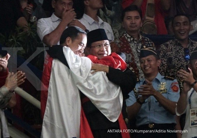 Beri selamat pada atlet pencak silat, Prabowo dan Jokowi berpelukan