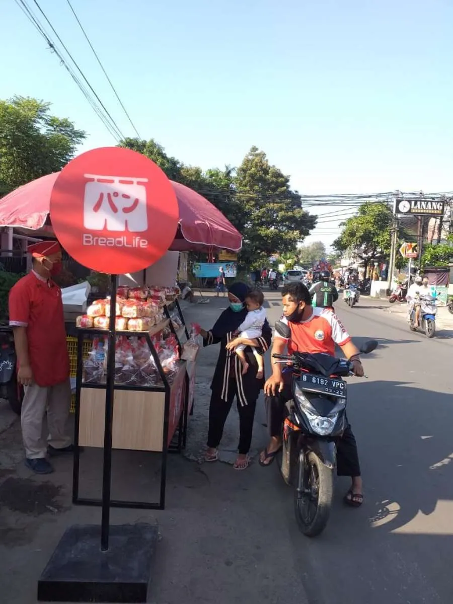 Breadlife Bakery membuka gerai di pinggir jalan