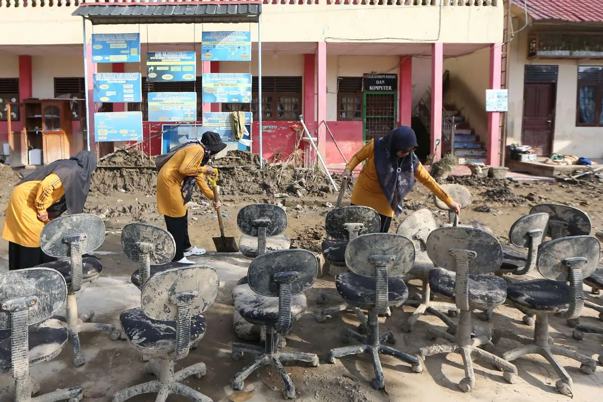 Mendikdasmen Kirim 17.073 Papan Interaktif Digital ke Sekolah Kawasan Bencana Sumut