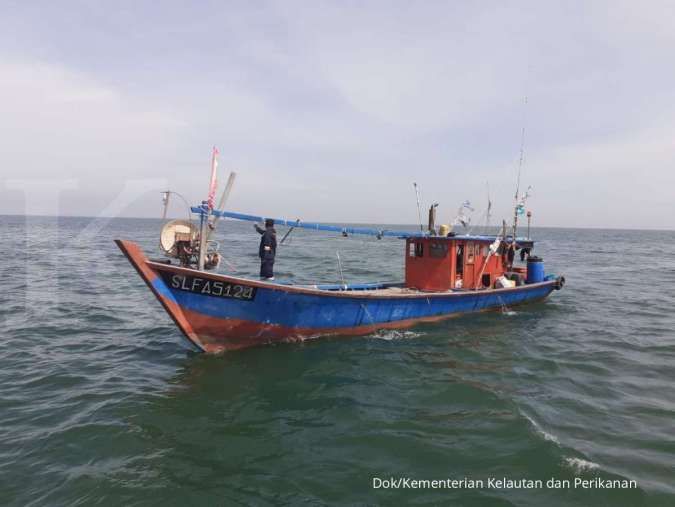 Diwarnai Manuver Berbahaya, KKP Berhasil Lumpuhkan Dua Kapal Trawl Asal Malaysia