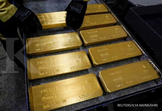 Gold slips as dollar firms, still heading for best week in five