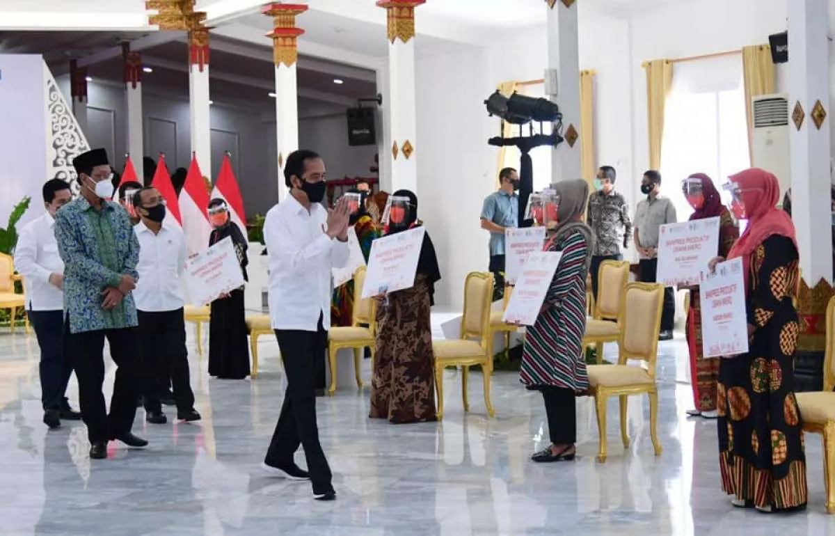 Bagikan banpres di Yogyakarta, Jokowi ingatkan bantuan digunakan untuk modal usaha