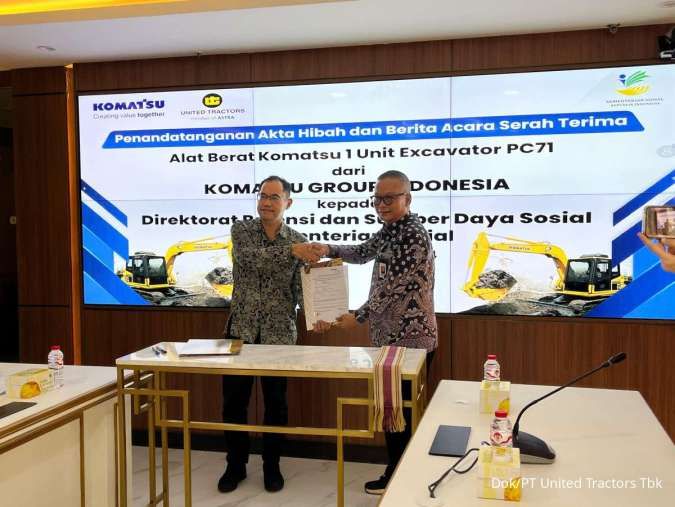 Komatsu Group&United Tractors Jalin Kerja Sama dengan Kemensos lewat Hibah Alat Berat