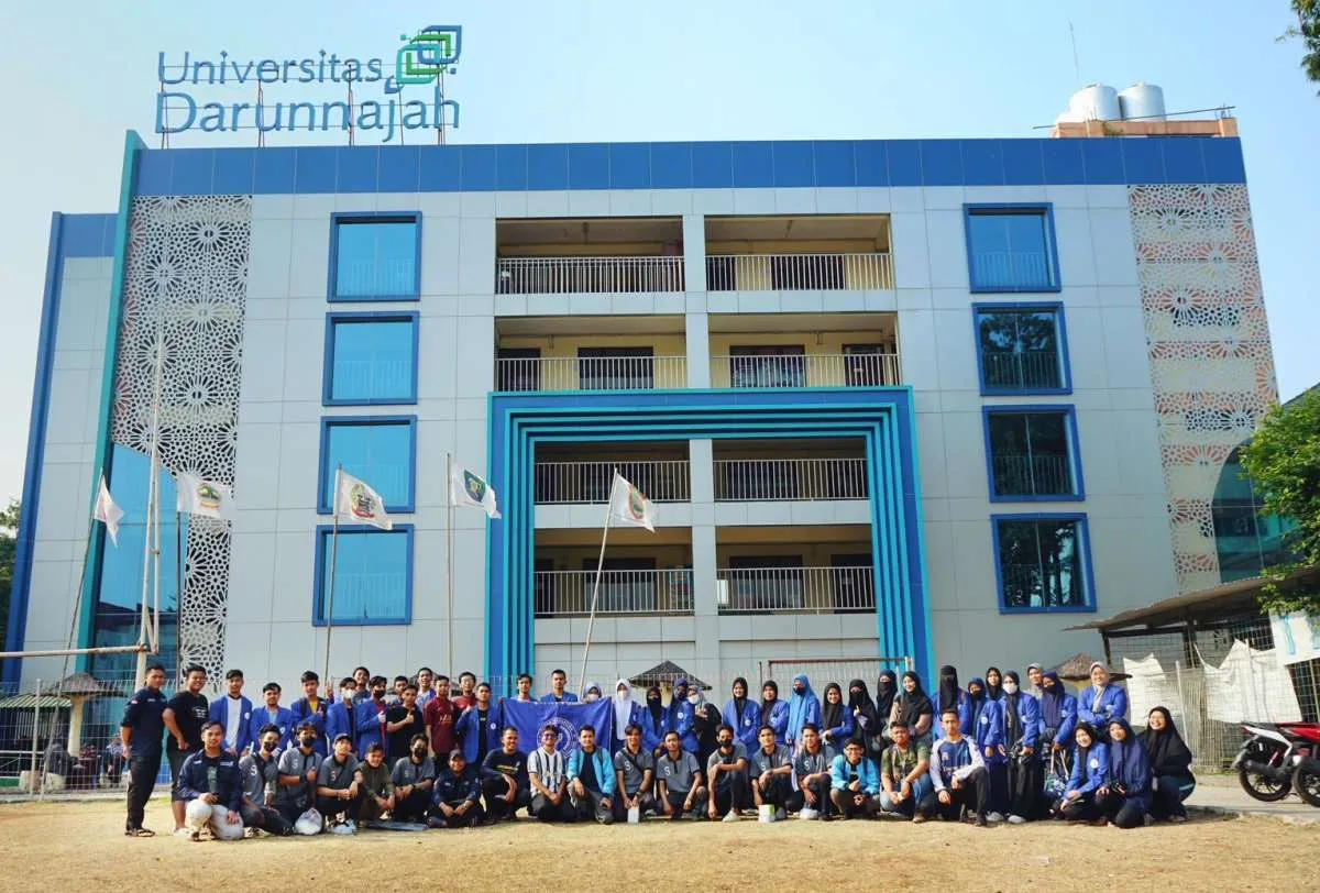 Gerakan Bersih-Bersih Kampung Keliling Bersama Universitas Darunnajah dan Cleansheet