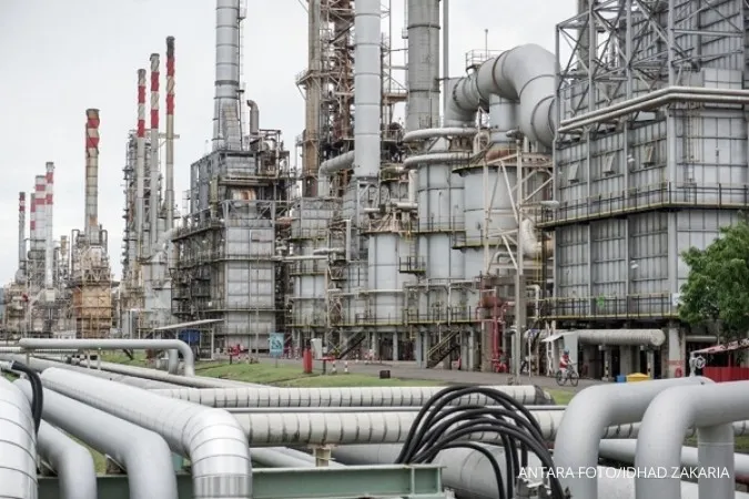 Oil extends gains, but upside limited as dollar edges up