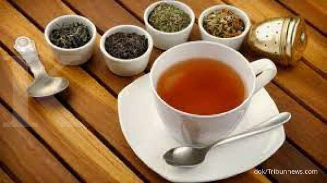 Mengonsumsi teh herbal termasuk obat penurun panas.