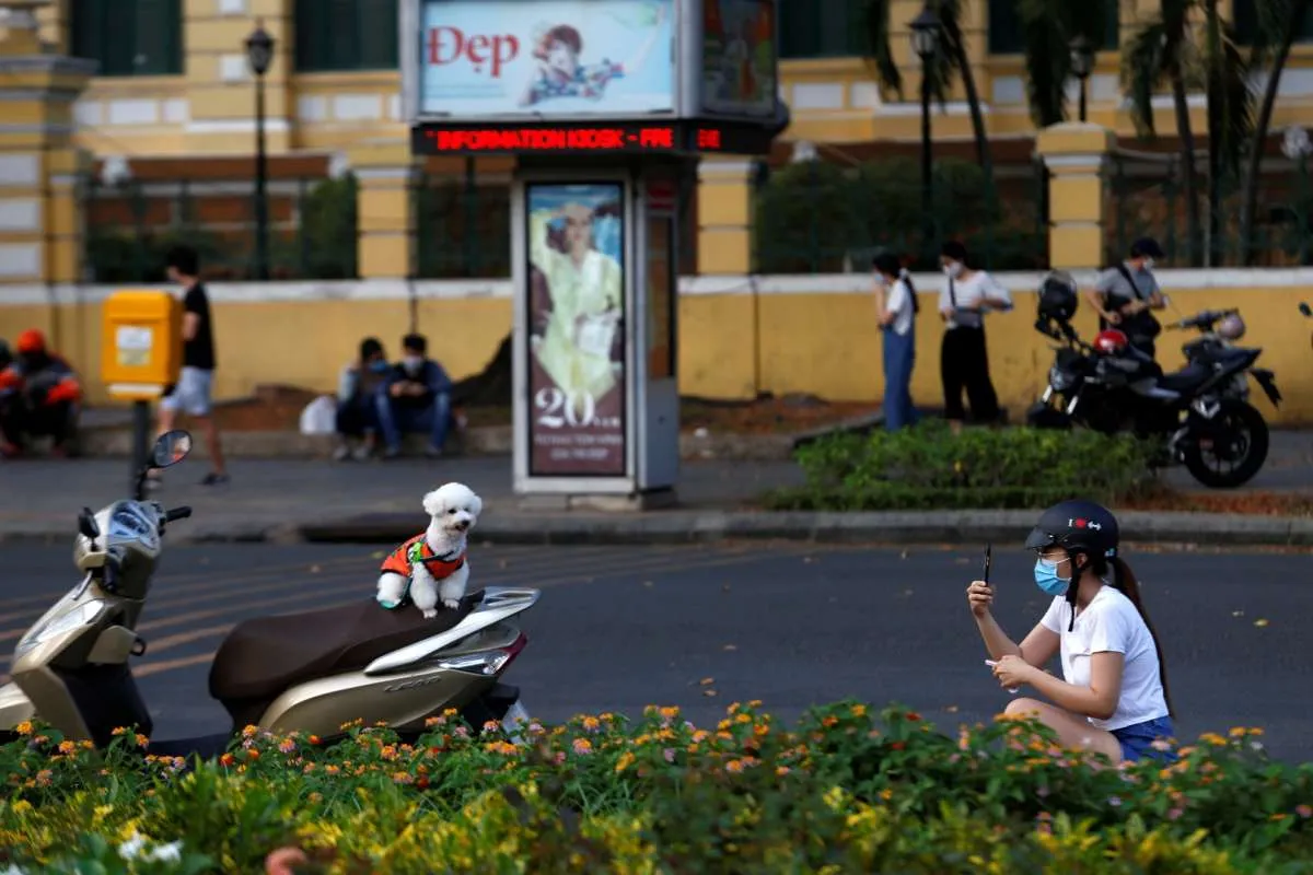 Pembatasan akibat virus corona dilonggarkan, anak-anak di Vietnam kembali bersekolah