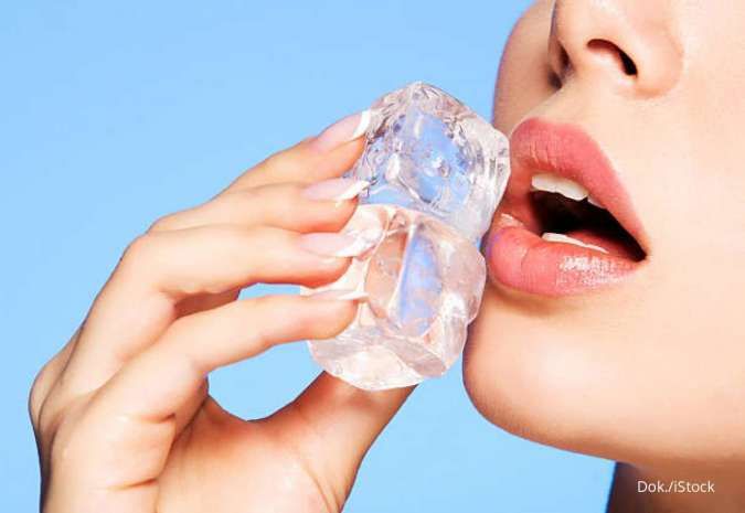 Manfaat Es Batu Untuk Wajah & Cara Alami Lain Memutihkan Kulit wajah Pria Wanita