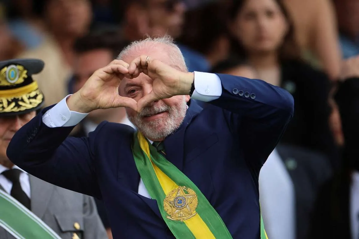 Jelang Pilpres Brasil, Flavio Bolsonaro dan Lula Sama Kuat
