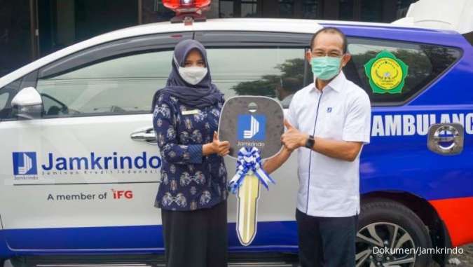 Jamkrindo serahkan bantuan mobil ambulans untuk warga Cirebon