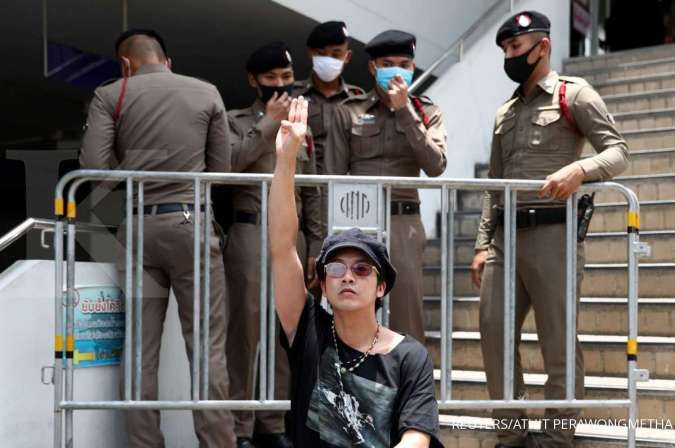 Pengunjuk rasa Thailand menantang monarki, saat protes besar meningkat