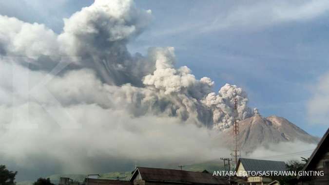 Gunung Sinabung kembali erupsi, tinggi kolom 2.000 meter dari puncak