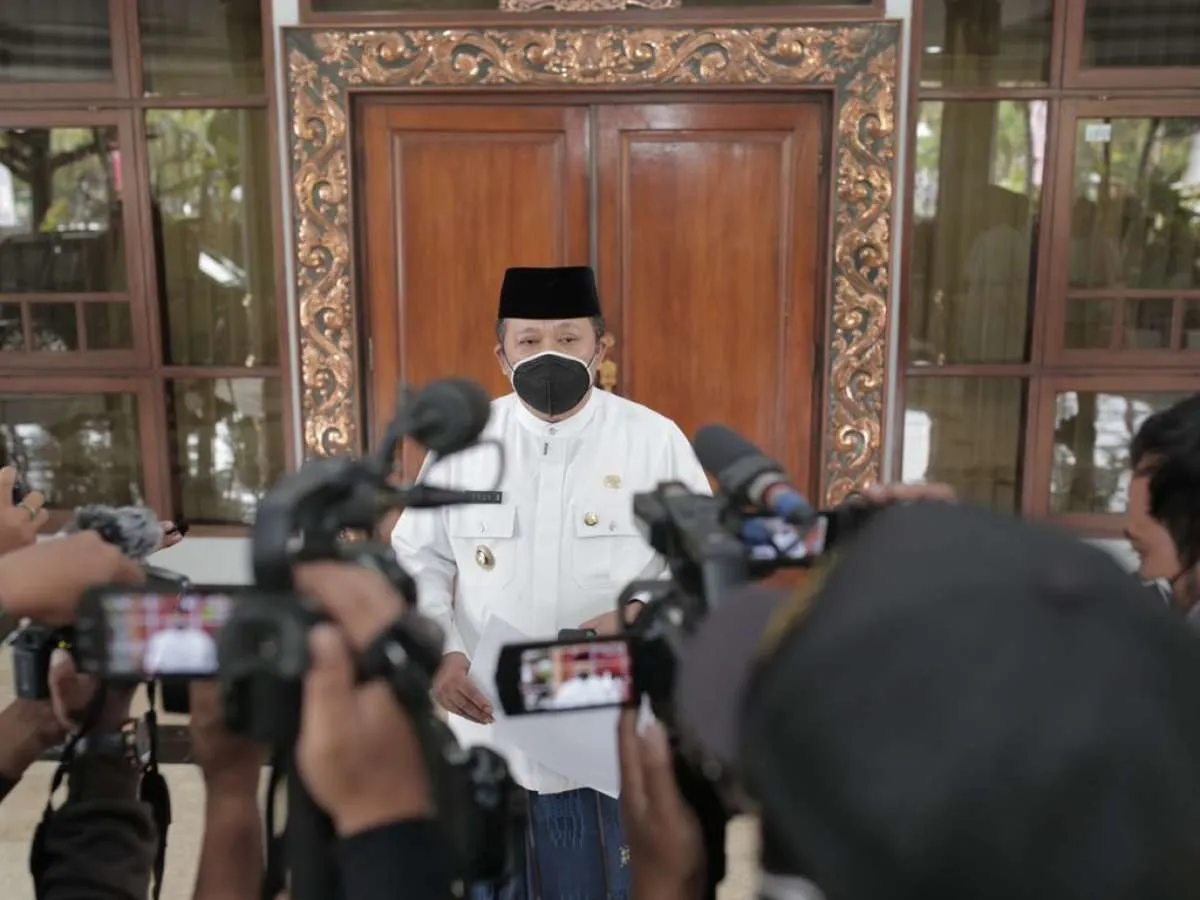 Bupati Jember kembalikan honor pemakaman ke kas daerah