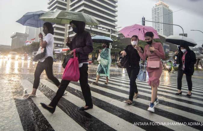 Peringatan Dini Cuaca Jakarta Selasa (4/10): Siang-Sore Hujan Disertai Kilat & Petir