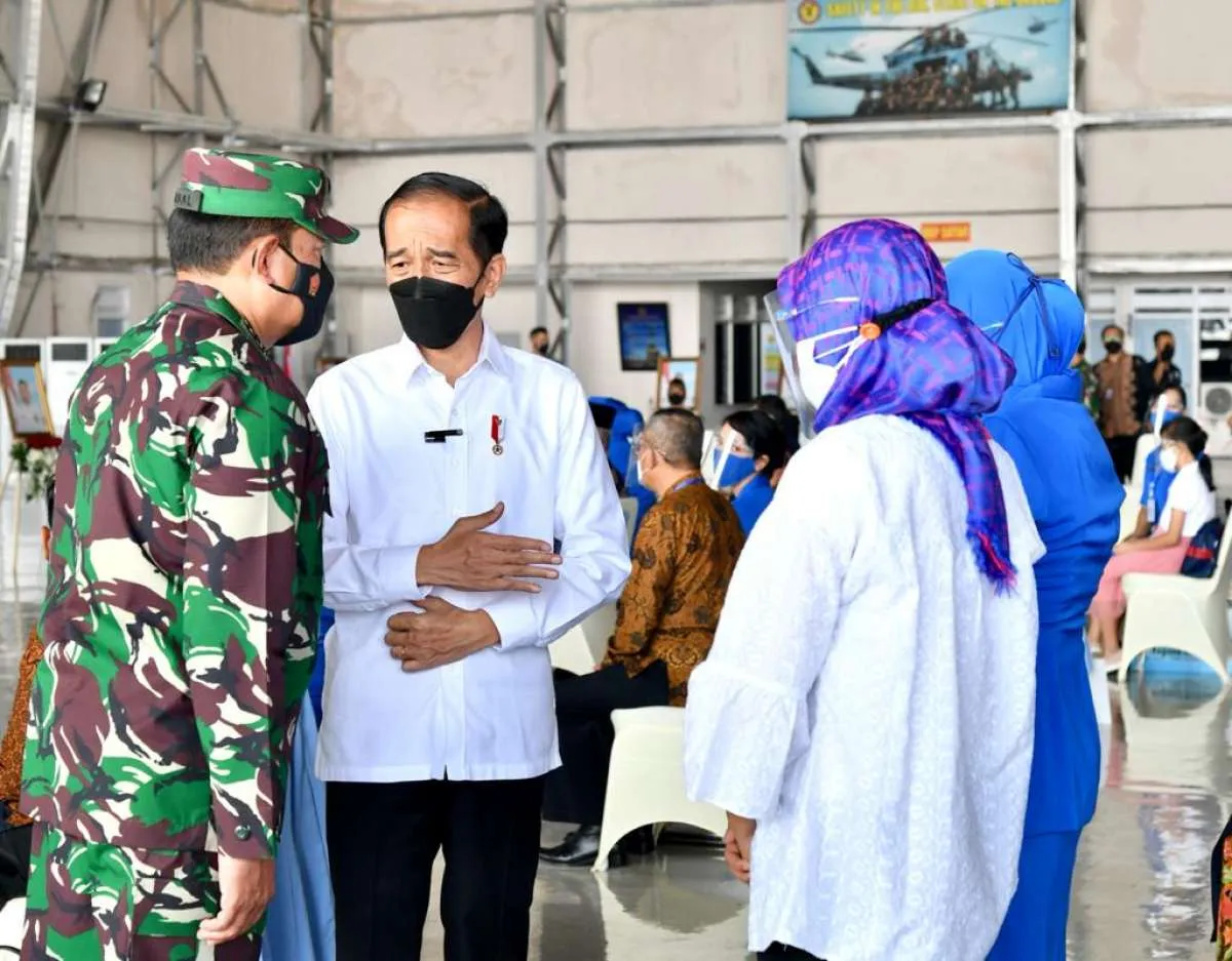Temui keluarga prajurit KRI Nanggala-402, Jokowi pastikan beasiswa dan rumah