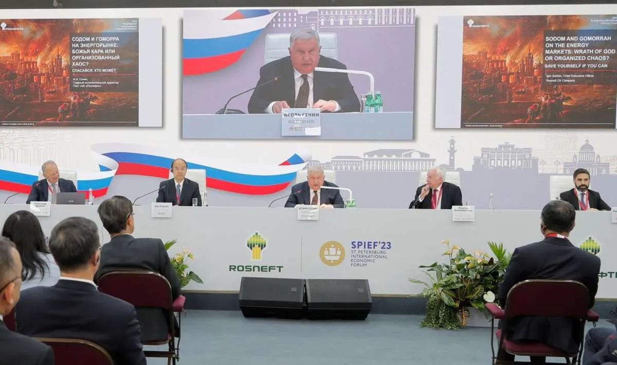 CEO Rosneft Berbicara Tentang Pemanasan Global dan Pentingnya Kemandirian Mata Uang
