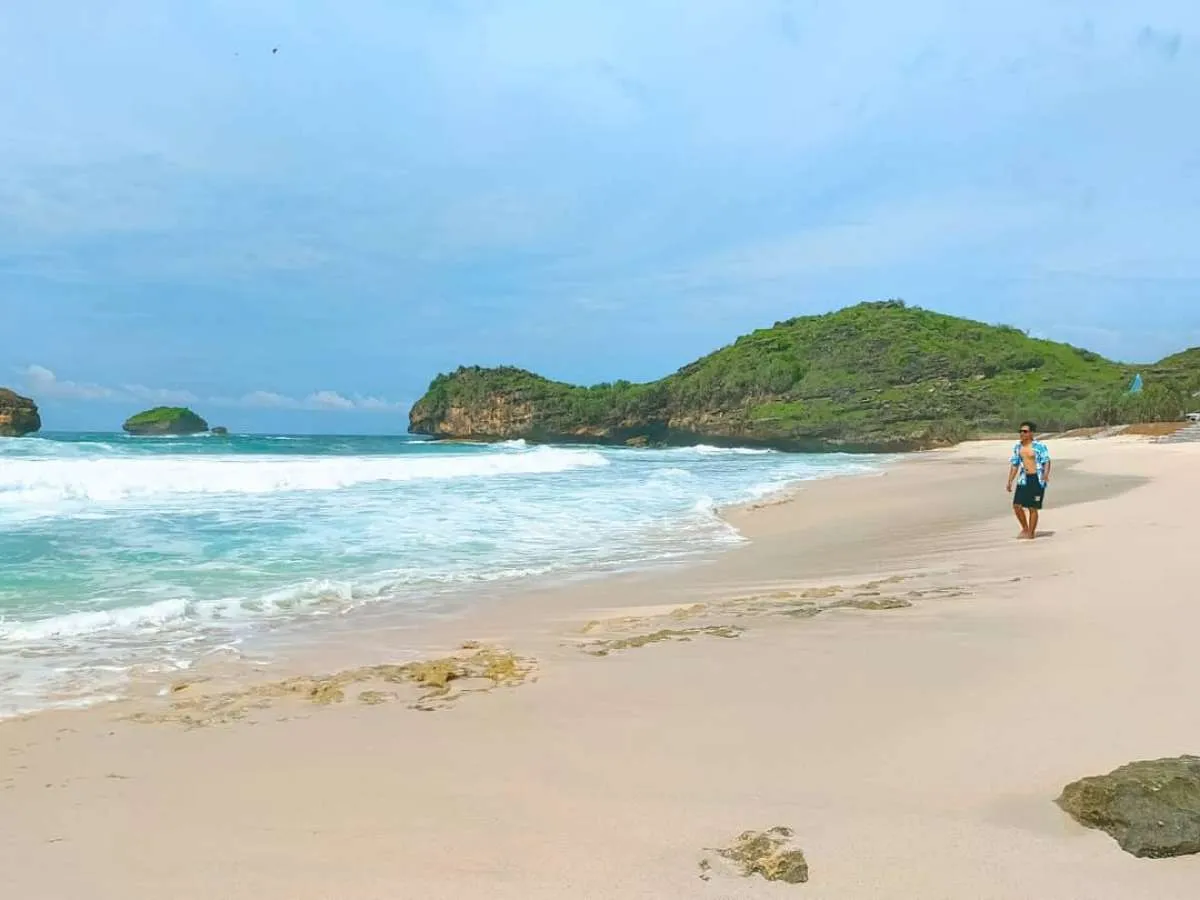 Mengintip keindahan Pantai Srau, surga tersembunyi di Pacitan