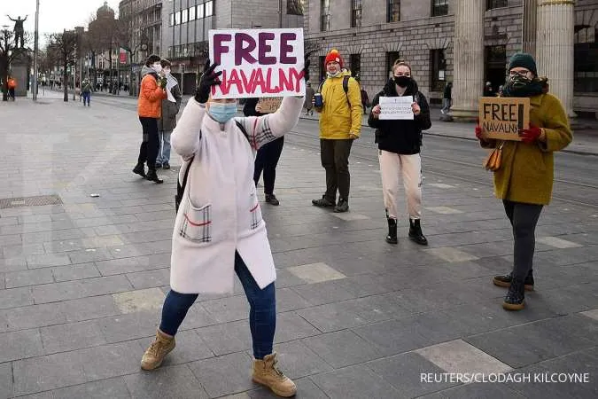 UK sanctions seven Russian intelligence agents over Navalny poisoning