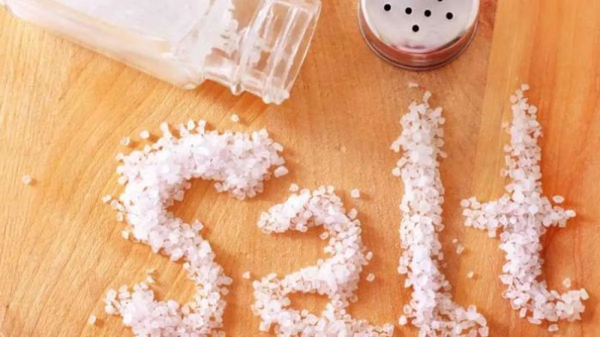 Ini 9 Makanan dengan Kandungan Garam Tinggi yang Perlu Dibatasi Konsumsinya