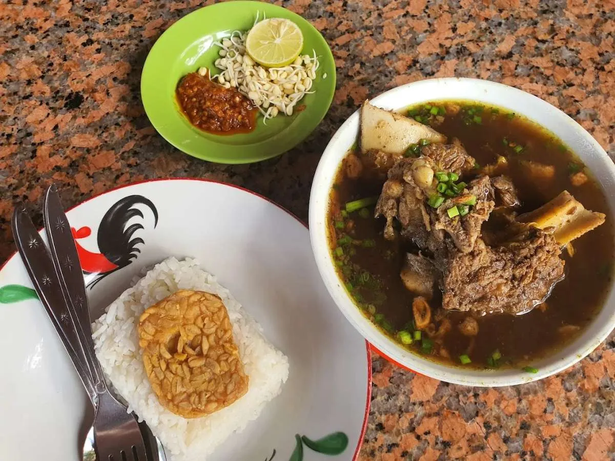 5 Kuliner Rawon Surabaya yang Enak Dicoba Usai Laga Voli Indonesia vs Kanada FIVB U21