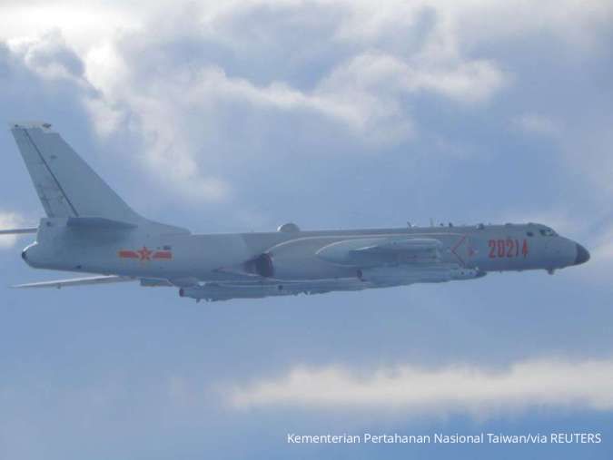 Pesawat Bomber H-6K Milik China Terbang Mengitari Taiwan pada Malam Hari