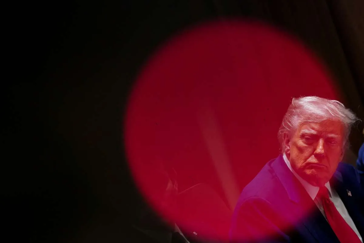 Melunak, Trump Bebaskan Tarif untuk Ponsel, Komputer dan Barang Elektronik dari China