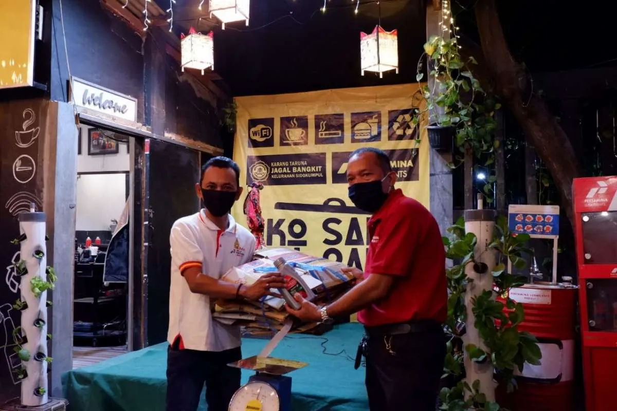 Asyik bisa tukar sampah dengan oli cukup lewat aplikasi Kedai Kopi Sampah
