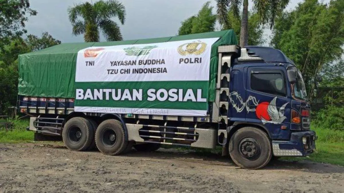 PPKM Darurat, Buddha Tzu Chi beri bantuan puluhan ribu ton beras ke seantero Jawa