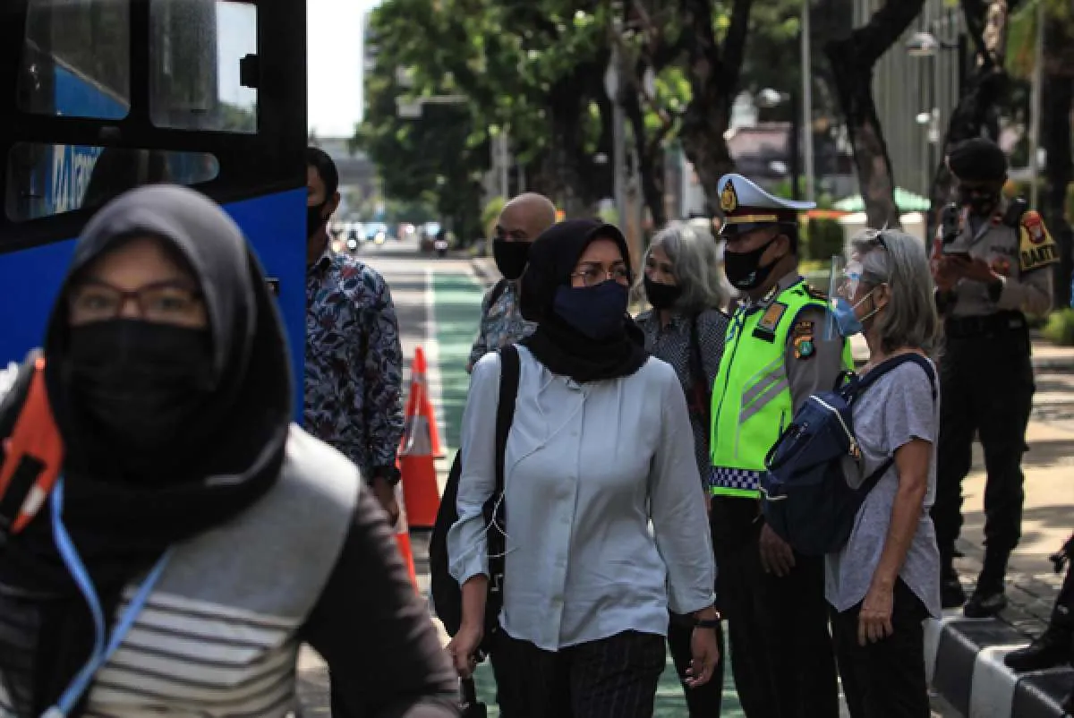 Jangan Salah! Aturan Bermasker di Dalam Ruangan dan Transportasi Umum Tetap Berlaku 