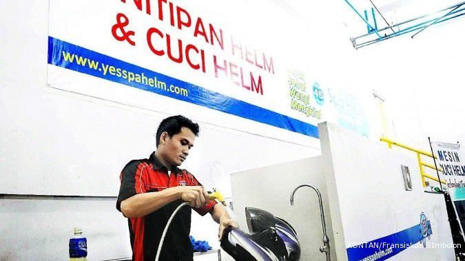 Jangan khawatir, usaha cuci helm masih basah