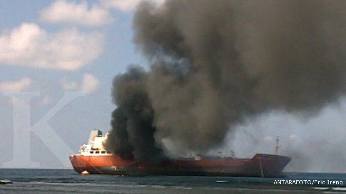 Dua kapal tanker terbakar di teluk Jakarta