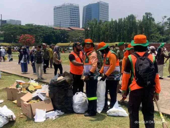 126,65 Ton Sampah Monas Usai Perayaan TNI, DLH Angkut Semua