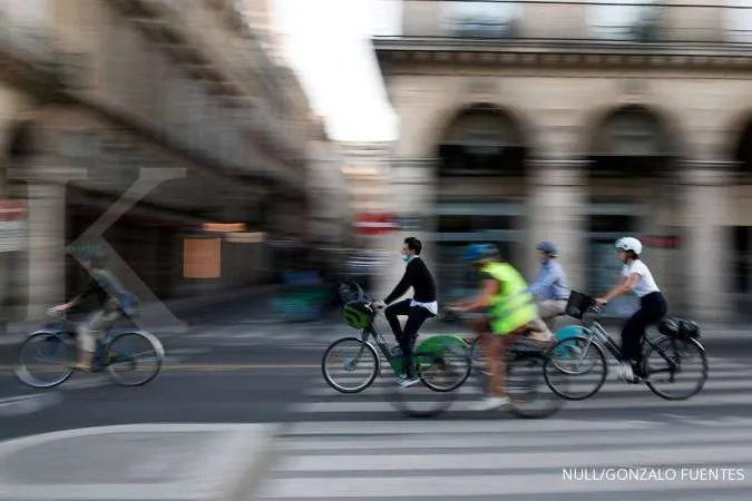 France's COVID-19 cases at record high, new restrictions expected