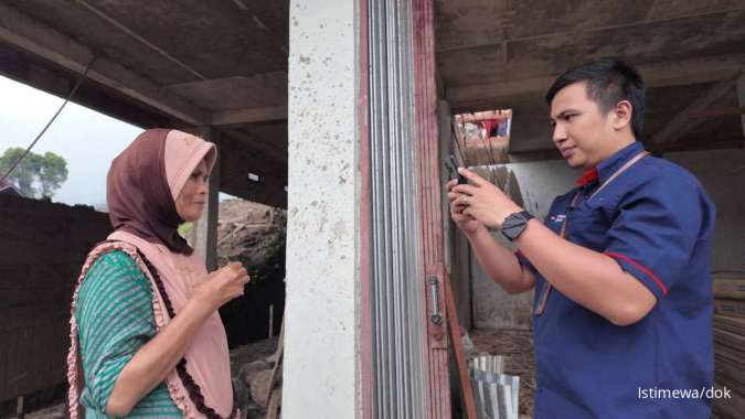 Akses Terputus, Pos Indonesia Tetap Salurkan BLTS Kesra di Daerah Bencana Agam