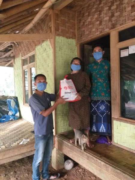 Karyawan SCG donasikan 200 paket sembako dan masker untuk masyarakat di Sukabumi
