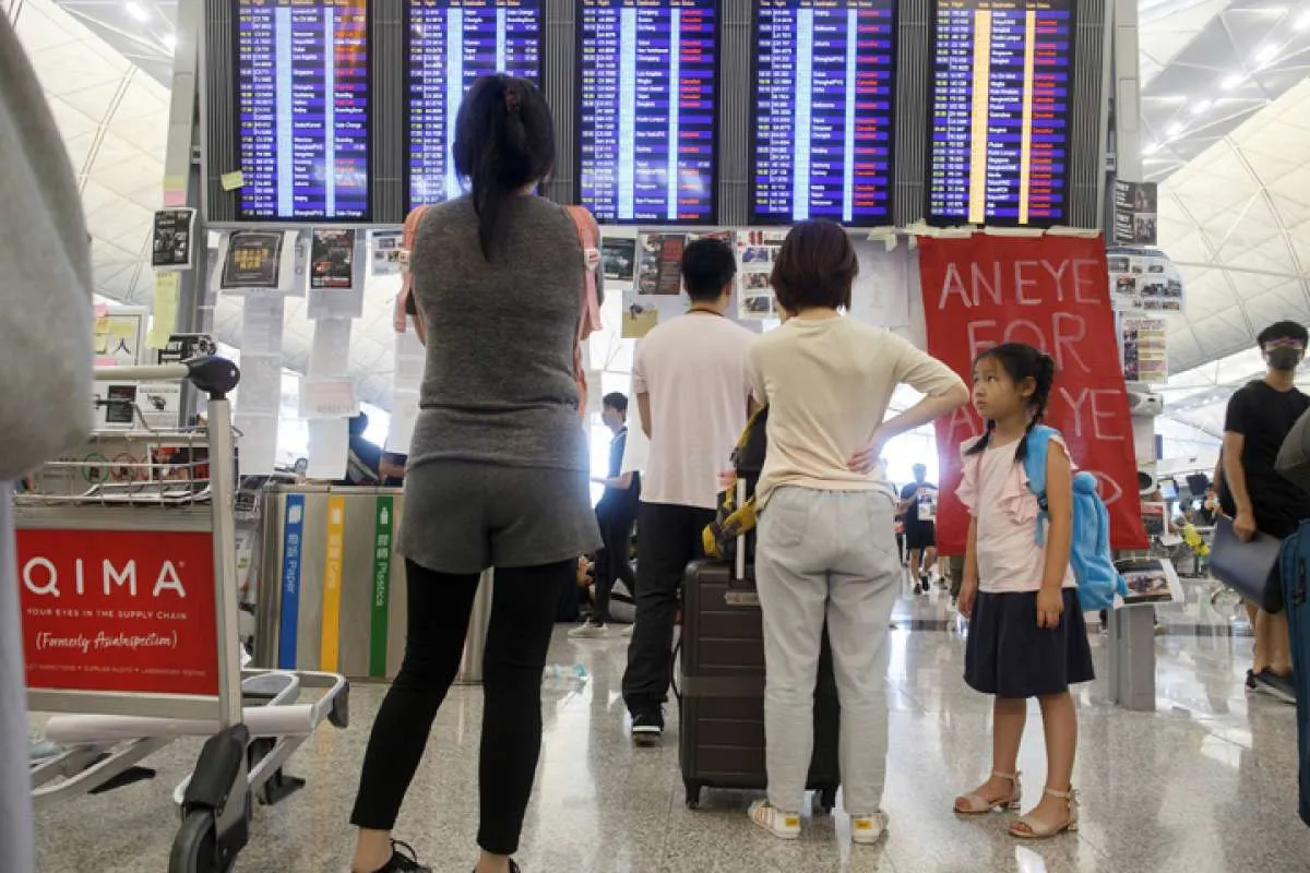 Demo sering ricuh, kunjungan wisatawan ke Hong Kong anjlok hampir 40%