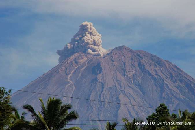 Waspada! Gunung Semeru Erupsi Ratusan Kali Dalam 24 Jam