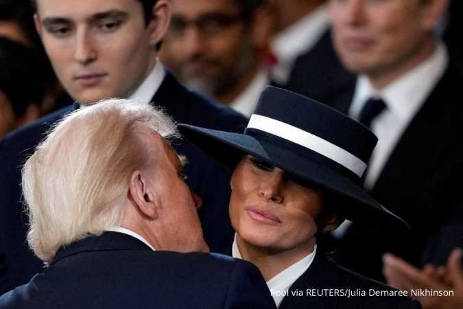 Momen Canggung Ciuman Donald Trump dan Melania di Upacara Sumpah Jabatan Jadi Viral