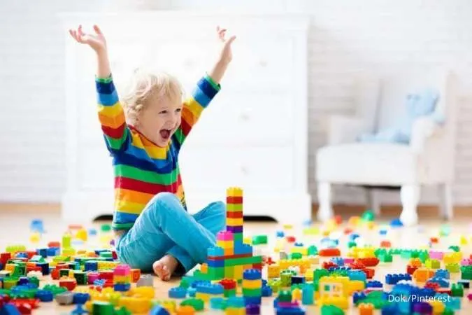 Anak bermain lego