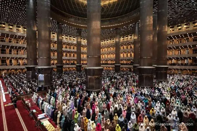 Ribuan Muslim Sholat Taraweh di Masjid Istiqlal, Jakarta